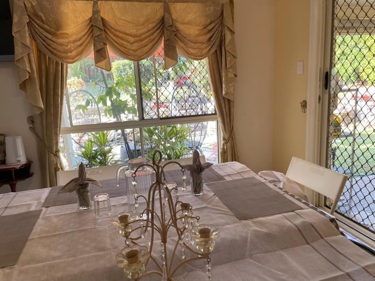 Theme Parks Amituofo Homestay Gold Coast Exterior photo